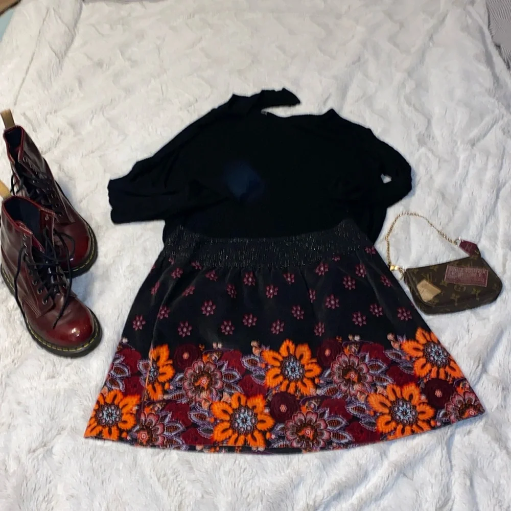 Free People Vintage floral embroidered mini skirt excellent like new size Large